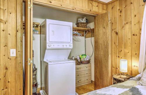 Peak-a-Blue Cabin - Watch Movies from Hot Tub, Mountain View, Bigfoot Bunker Game Room, Fire Pit, Oversized Deck, Screened-in Porch - Foto 35