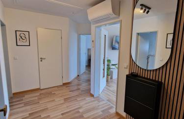 C4S COME4STAY Altötting - 3-Zi Whg I Zentrale Lage I Parkplatz I Balkon I WIFI I SmartTV I 1 Kingsize, 1 Queensize Bett I Office Arbeitsplatz I Wohnbereich mit Couch und Essbereich I voll ausgestattete Küche I Nespresso - Foto 9