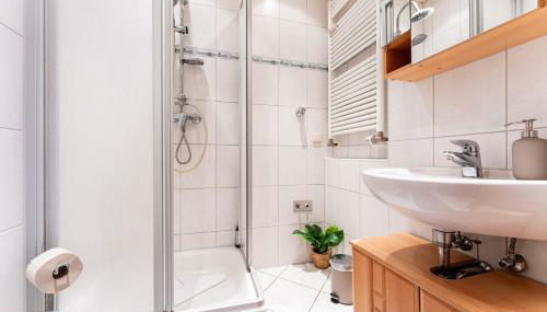 FeWocation Bremerhaven - Bright 1BR Apt with Balcony and Parking - Foto 4, Shower