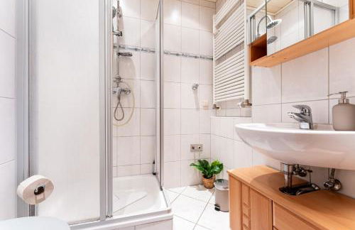 FeWocation Bremerhaven - Bright 1BR Apt with Balcony and Parking - Photo 4