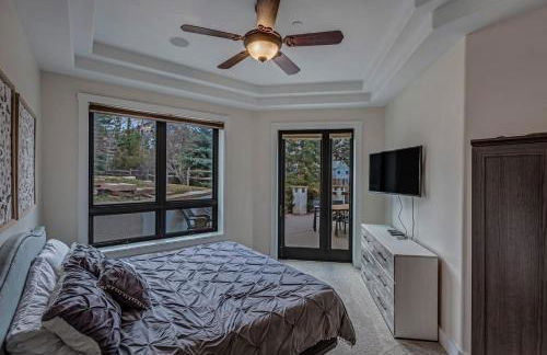 Cozy mountain home w riverfront patio - Foto 78