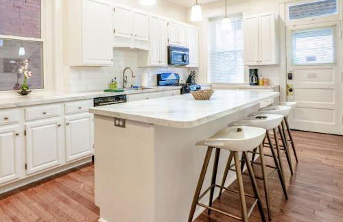 7BR Luxury Living 1st Floor Primary ABODEbucks - Foto 9