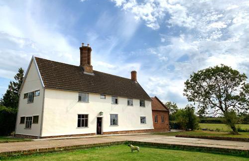 Farmhouse in Suffolk with wild swimming & hot tub - Photo 12