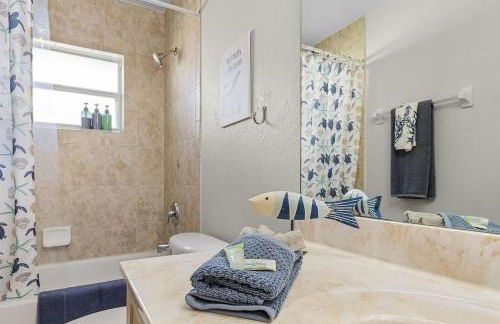 Sunny 4BR with Screened in Pool and Lanai - Foto 22