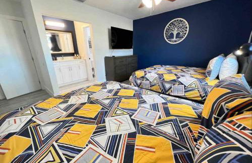 Royal Luxe Pool Home near Ft Laud airport and each - Photo 5