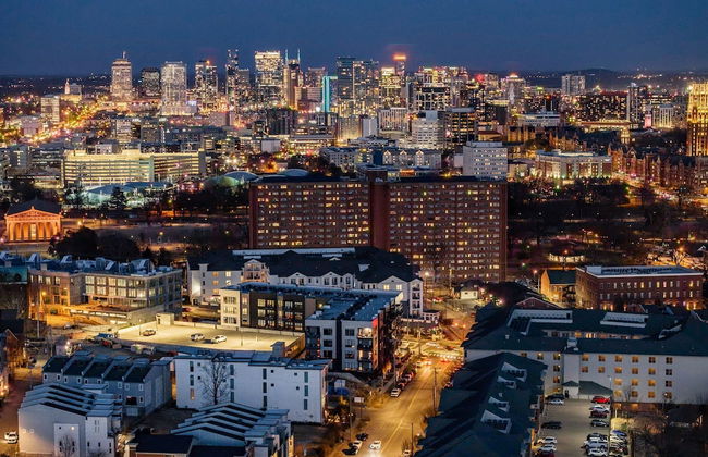 Prime Walkable Midtown Location Pool Gym Outlaw s Den by Avantstay - Foto 39