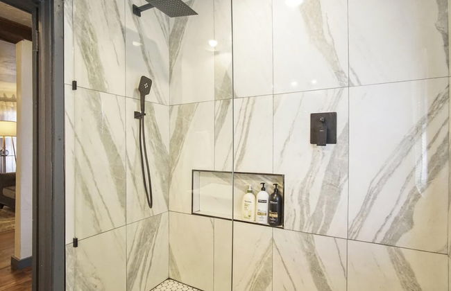 3-story 6-bedroom 4 Bathrooms 3min-asian Dist - Photo 40