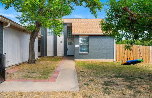 Spacious Family Home in Round Rock w Private Yard - Photo 3