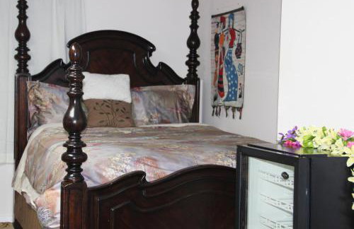 Roomy 2 bedroom 1 bath with private entrance, with fenced yard, and sports court - Foto 14