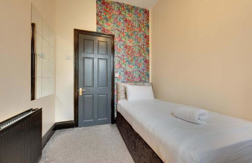 Newcastle CITY APT5,FREE STREET PARKING,4 BEDROOM HOUSE WITH 2 FULL BATHROOM AND KITCHEN,ALL ROOMS WITH TVs,7 BEDS,NETFLIX - Photo 29