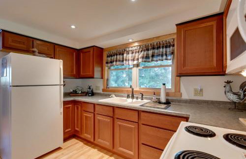 Cozy Lakefront Cabin with Indoor Gas Fireplace! - Foto 11