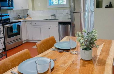 Cozy One Bed Suite in the Heart of Ballard - Foto 1