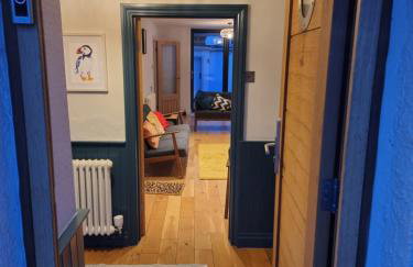 Neet Retreat - sleeps 7 next to beach - Foto 3