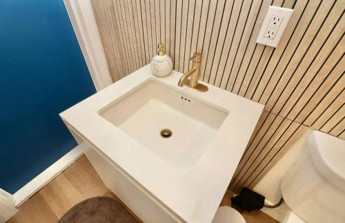 Luxury Oasis Getaway w/pool 15 mins from beach - Foto 29