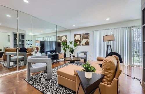 Your Walkable King Bed Getaway - Sleeps 4 - Pool Pkg - Foto 24