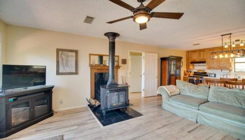 Dock and Water-View Deck Home on Lake Dardanelle - Foto 5