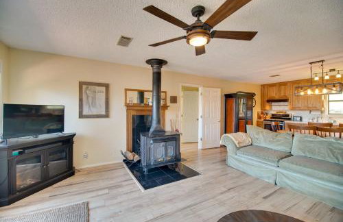 Dock and Water-View Deck Home on Lake Dardanelle - Foto 5