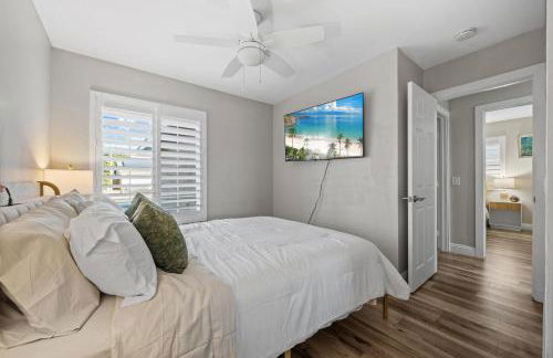 Entire Private Home with 3 Bedrooms 2 Bathrooms, Gated Yard, Garage, Hot Tub, 4-Beds, Golf, Mira Mesa, Available Now - Photo 46