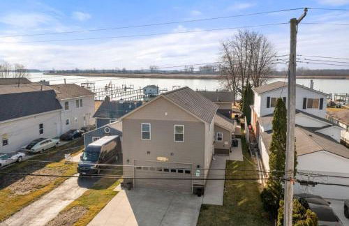 Lakeside Bliss 2BR, 1BA with All Modern Comforts - Foto 50