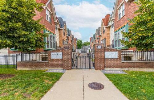 Windy City Getaway - 3BR 2BA Chicago Townhouse home - Photo 69