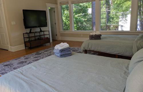 Luxurious 1BR in Grand Old Home - Photo 3