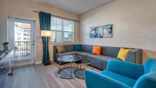 Prime Location-Spacious Condo for 8 Guests - Photo 3