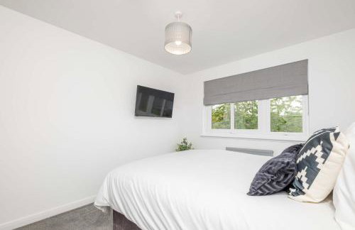 LANGLEY HOUSE Free Parking central LOCATION 5 bed all double with smart TV 3 BATHROOMS Loved by TRADES teams ideal for LONG STAYS contact langley cottages and apartments - Foto 26