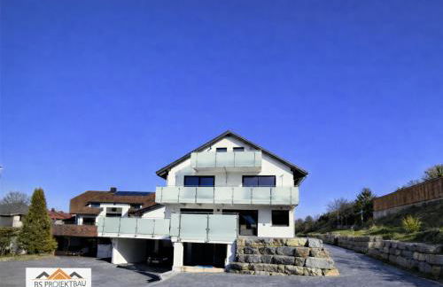 Moderne 2-Zimmer-Wohnung mit großer Terrasse und eigenem Stellplatz - Foto 1