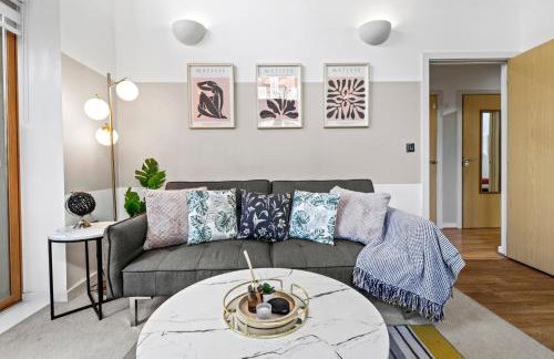 Sleek Modern City Apartment - Photo 8