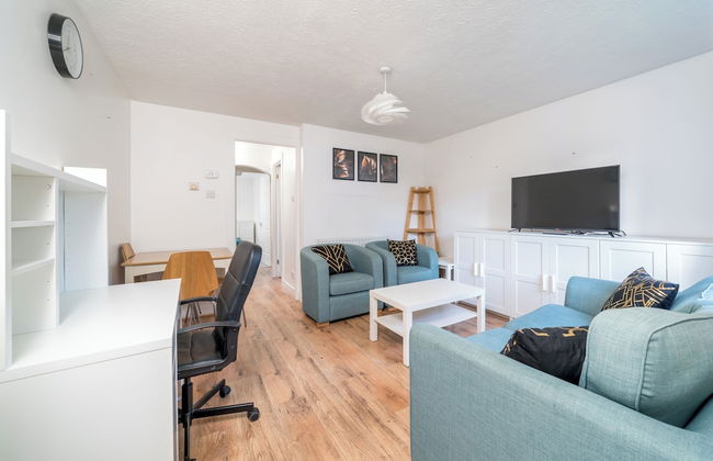 Crawley Stainer 1-bedroom With Parking and Garden - Foto 9