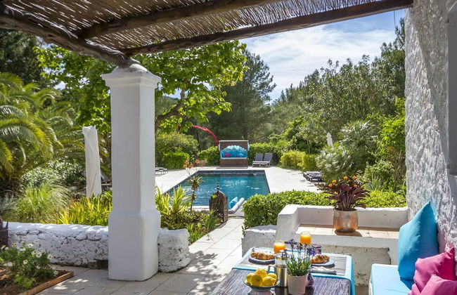 Traditional Villa With Garden - Photo 25