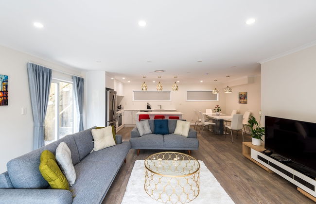 Brand New 5BR home with view of the sea - Photo 25