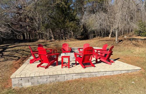 Family and Pet Friendly Retreat with Sauna, Firepit, Pond Views Near Route 151 Wineries - Foto 32