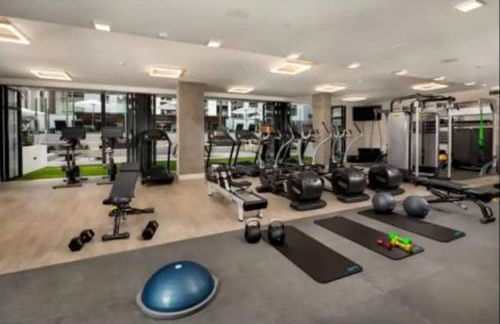 Chic 3-bed Apt with Pool & Hot Tub in Heart of DTLA - Foto 19