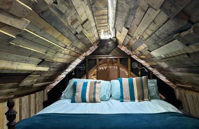 Coed Y Ddraig - themed 3 bedroom cottage, with bar & pool table - Photo 6