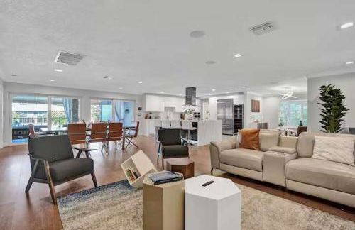 Luxe 4BR Waterfront w Htd Pool 5min to Beach - Foto 23