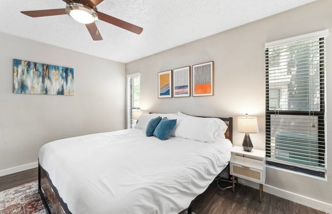 Charming King Bed 1BR w Pool 5 Min to DT - Photo 9