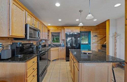 4BR Cabin with Ski Resort, Mtn Views & Hot Tub - Foto 146