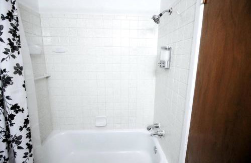 Fenced Lot W Home Gym plus Washer and Dryer - Foto 25