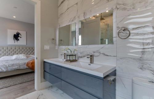 Luxury Modern 4 Bedroom 4 Bathroom Home with Rooftop Deck #4 - Foto 38