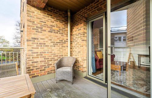 Chic Crystal Palace Flat with Balcony & Workspace - Foto 11