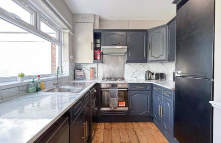 Promo Rate - New Malden 3BDR House with Garden & FREE Parking near Raynes Park, Kingston upon Thames & Wimbledon by NourNest Apartments - Foto 16