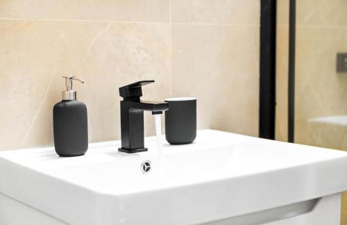 Marcot House Modern 5 bedroom house Solihull 10 mins drive from bhx & nec private off road parking - Foto 24