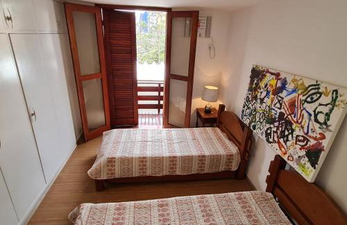 Casa Super Agradável, 250 metros da praia da Areia Preta, cinco quartos com ar, wifi, garagem, completa - Foto 31