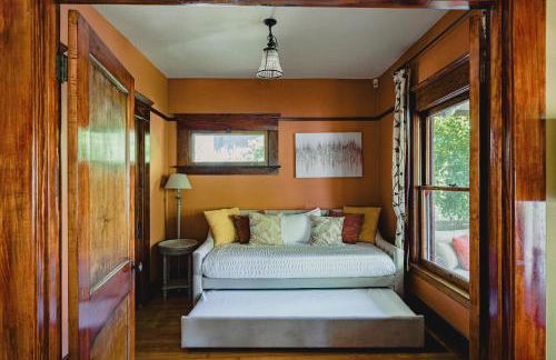 1907 Stone House - King Bed, Office, Crib, Toys - Foto 24