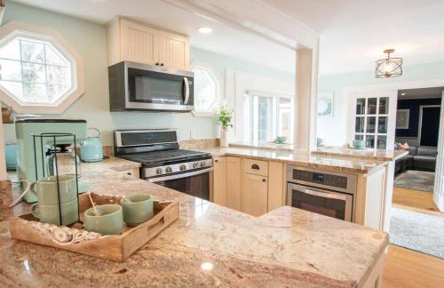 Stellar Home with Hot Tub & Movie Room - Foto 10