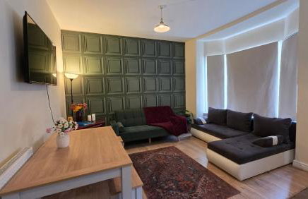 Entire 2 Bedroom Cosy Flat Near City Centre - Photo 2