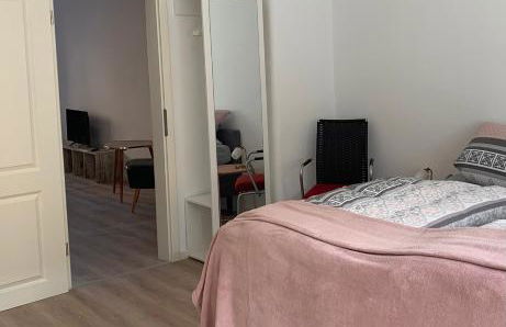 Erdgeschoss-Wohnung mit 2 Schlafzimmern, Balkon und Parkplatz - Foto 13