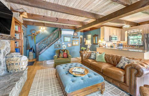 Enchanting Highlands Cottage with Pond and Waterfall - Foto 1