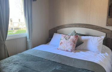 Cozy Caravan at Tower Lawn, Haggerston Castle Perfect Family Getaway - Foto 11